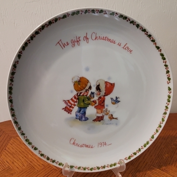 Vintage Gigi Commemorative Edition 1974  Plate " The Gift of Christmas Love" - Picture 1 of 7